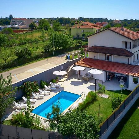 Holiday House Emma Burici Exterior photo