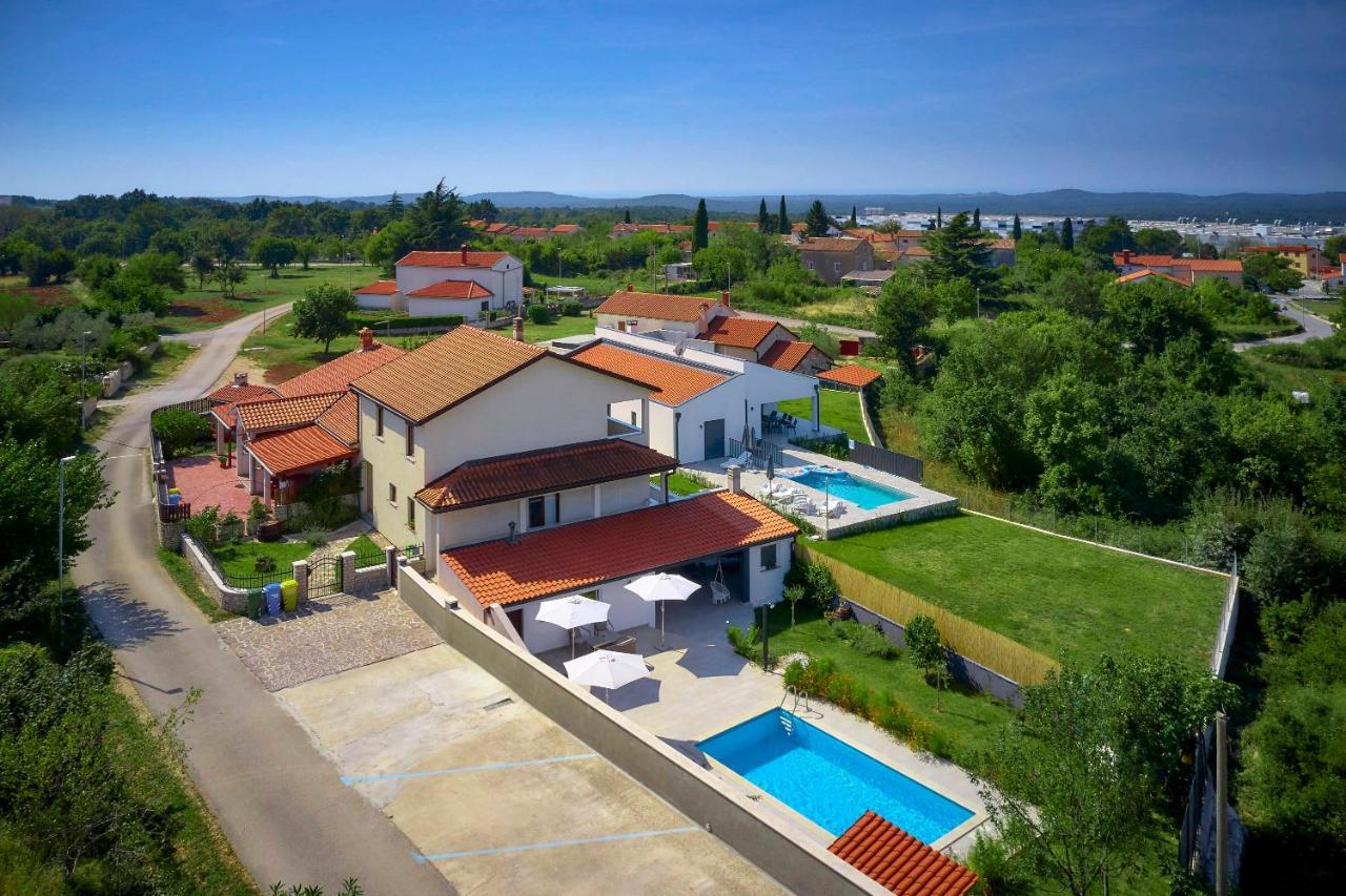 Holiday House Emma Burici Exterior photo